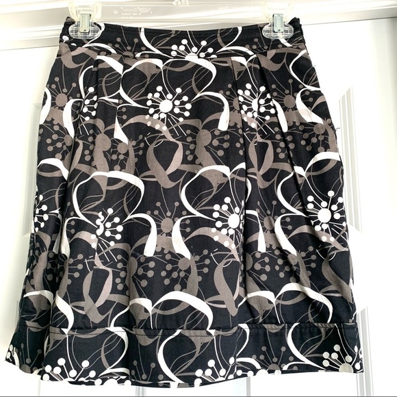 Forever 21 Mini Black, White & Gray Floral Skirt with Pockets Size Small - Picture 4 of 8